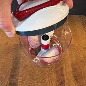 Im Zyliss Easy Pull E910015 liegt eine halbierte Zwiebel.