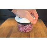 Eine Hand drückt den Zyliss Easy Pull E910015 während der Benutzung auf eine Holzplatte