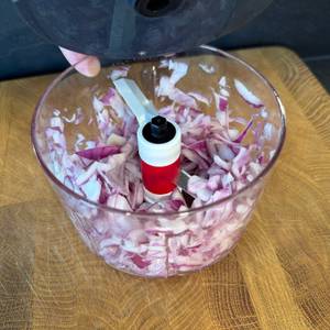 Im Behälter des Zyliss Easy Pull E910015 befinden sich mittelgroße Zwiebelstücke.