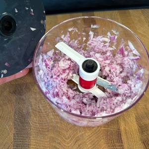 Im Behälter des Zyliss Easy Pull E910015 befinden sich Zwiebelstücke.