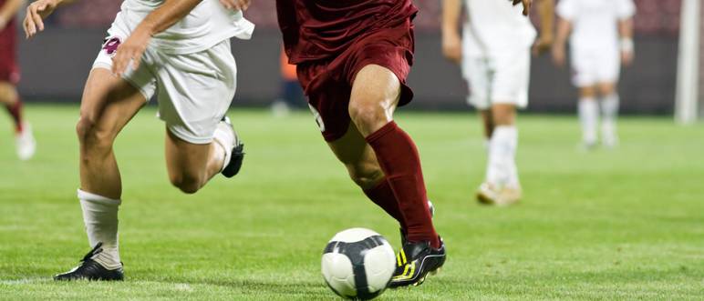fussballer spielen mit fussball