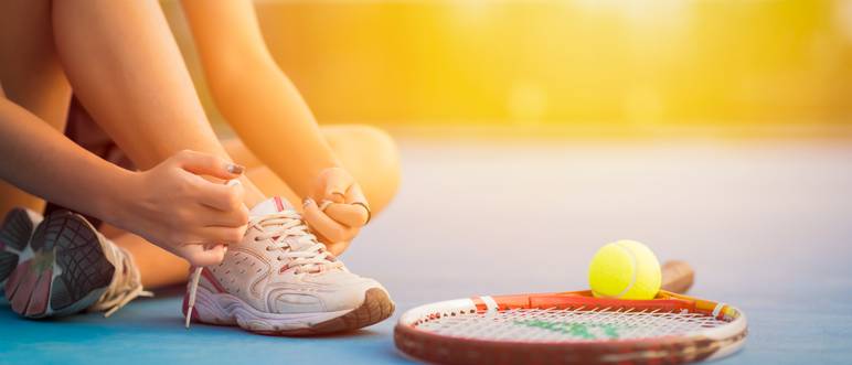 tennisschuhe auf dem platz