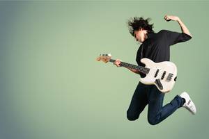 gitarrist mit e gitarre springt