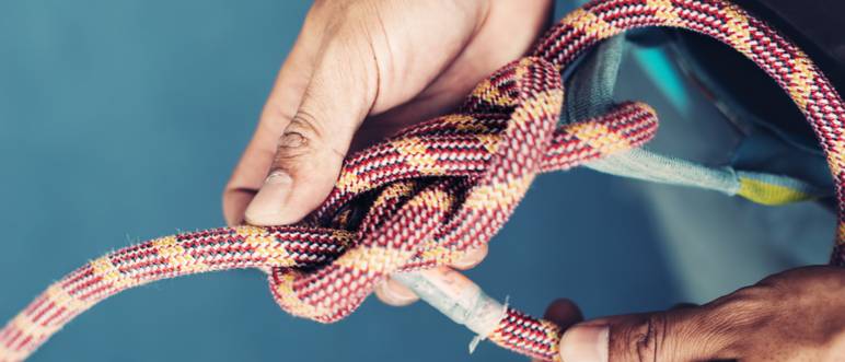 kletterseil mit knoten in hand