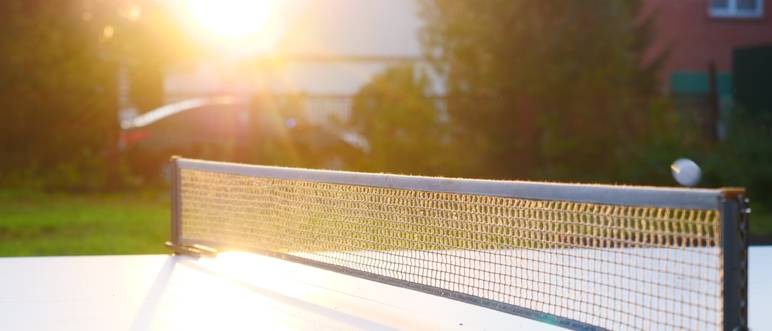 outdoor-tischtennisplatte netzgarnitur im sonnenlicht