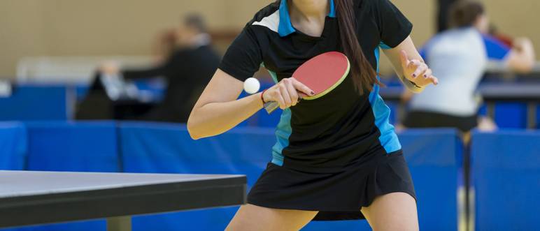tischtennisschläger beim spielen