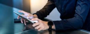 mann-tippt-auf-tablet