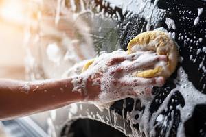 auto wird mit schwamm gewaschen