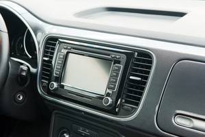 autoradio-mit-navi-nahaufnahme