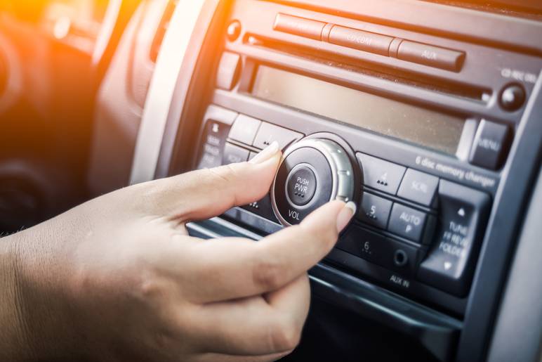 hand stellt autoradio ein