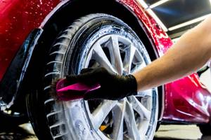 auto wird mit handbuerste gewaschen