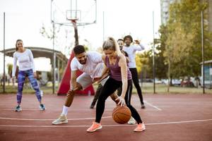 junge leute spielen basketball