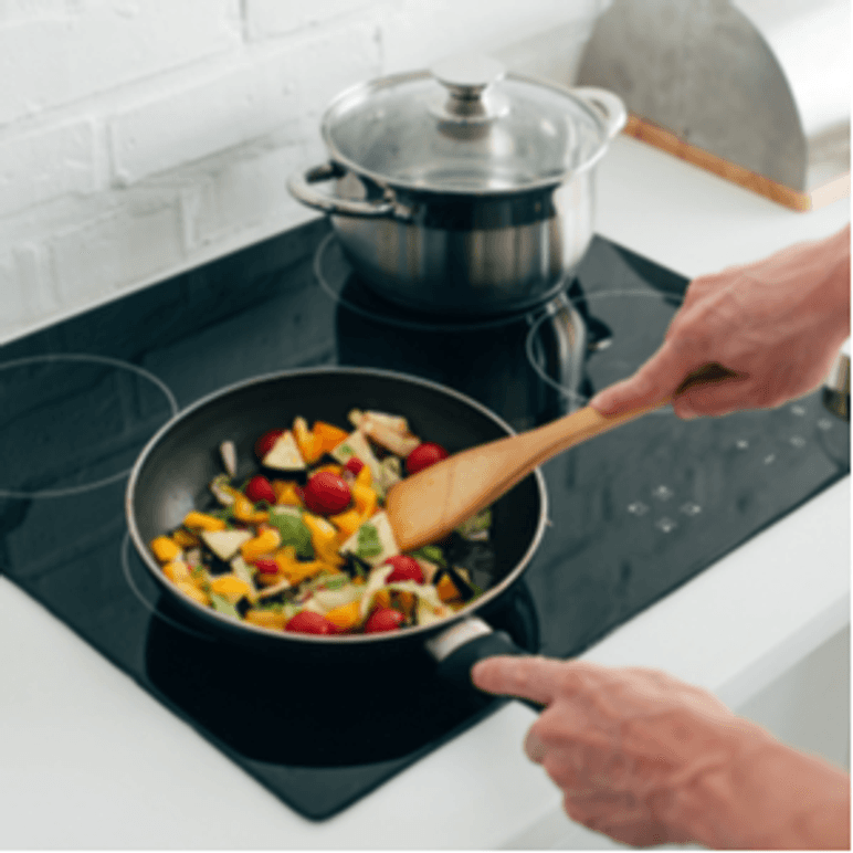 mit beschichteter pfanne wird gekocht