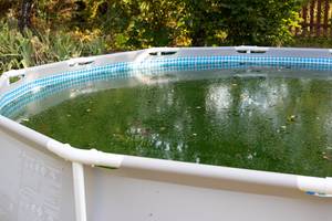 schmutziges poolwasser