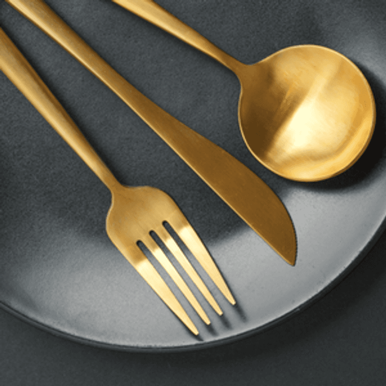 goldenes besteckset