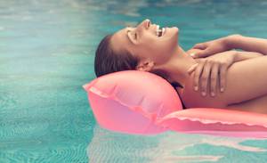 frau im pool