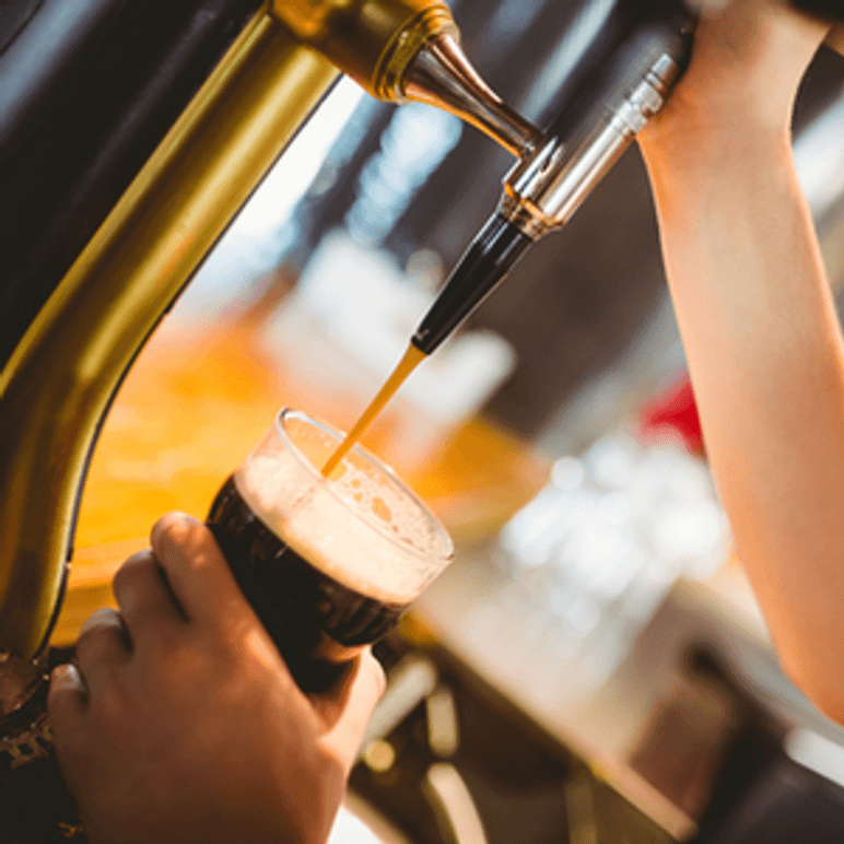bier wird aus bierzapfanlage gezapft