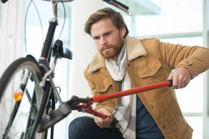 mann knackt buegelschloss am fahrrad
