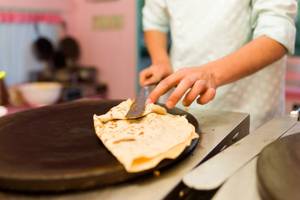 crepes wird mit spachtel gewendet