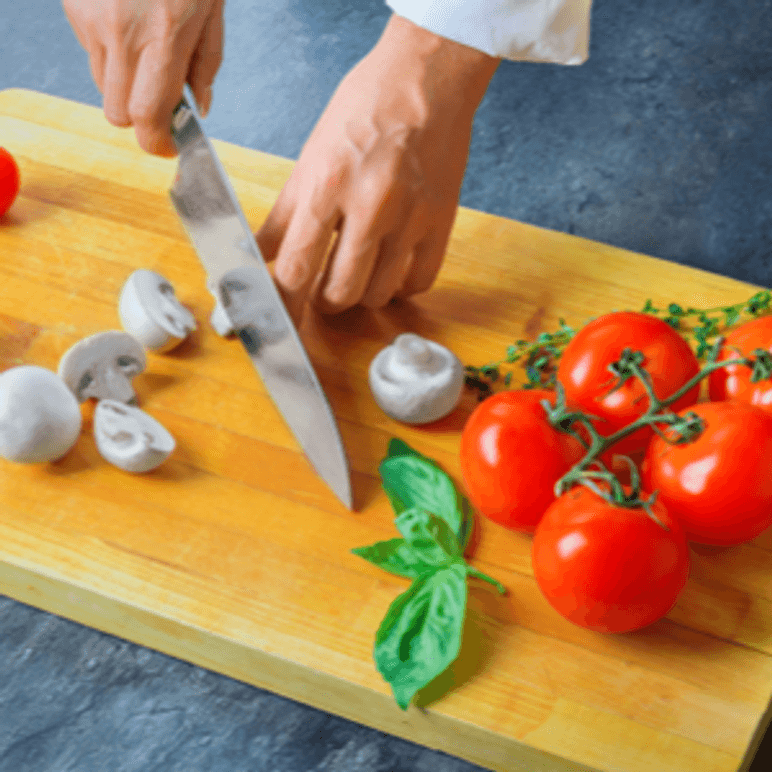 gemuese wird mit damastmesser geschnitten