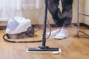 reinigung des holzbodens mit einem dampfreiniger
