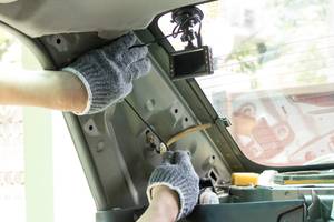 hand verbindet dashcam im auto mit strom