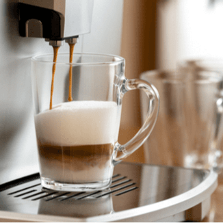 Milchkaffee, der in einem DeLonghi-Kaffeevollautomaten zubereitet wurde