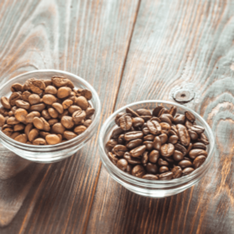 unterschiedliche Kaffeebohnen in Schüsseln