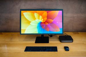 kleiner desktop-pc auf schreibtisch