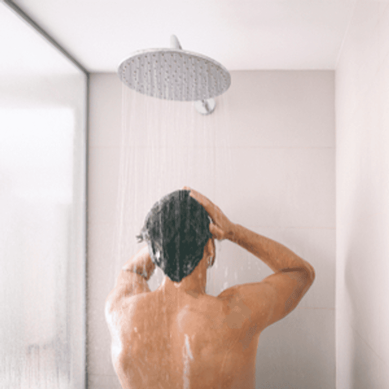 Mann, der unter Regendusche steht