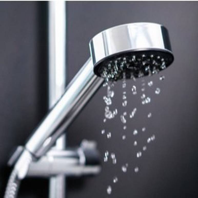 wasser kommt aus duschkopf