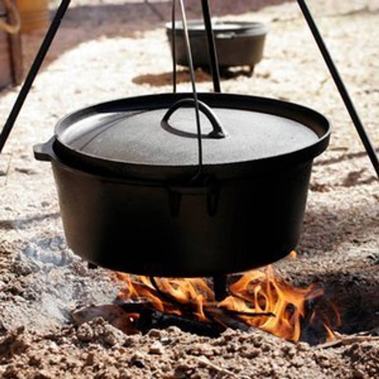 Dutch Oven an einem Dreibein über dem Feuer