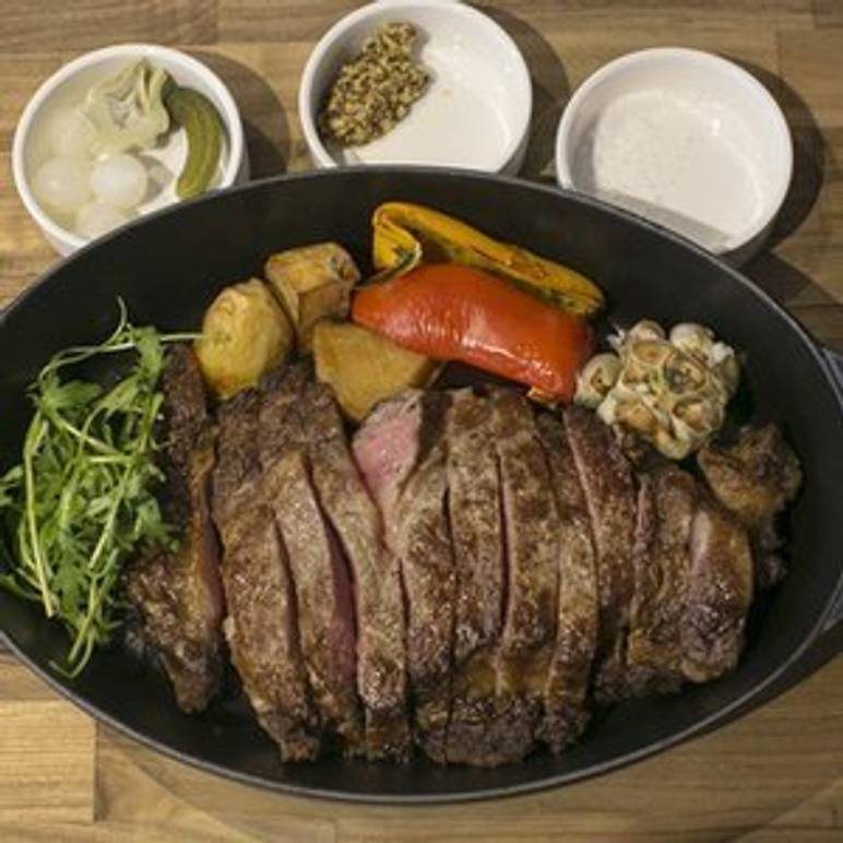 Ovaler Dutch Oven mit Braten