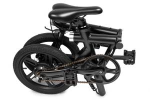 zusammengeklapptes-e-bike-vor-weissem-hintergrund