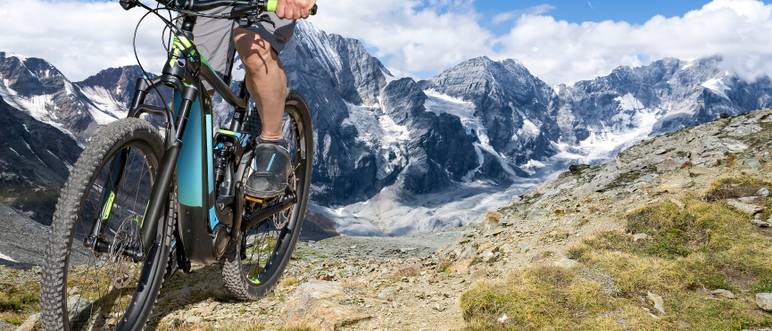 mountainbike-in-unebenem-terrain