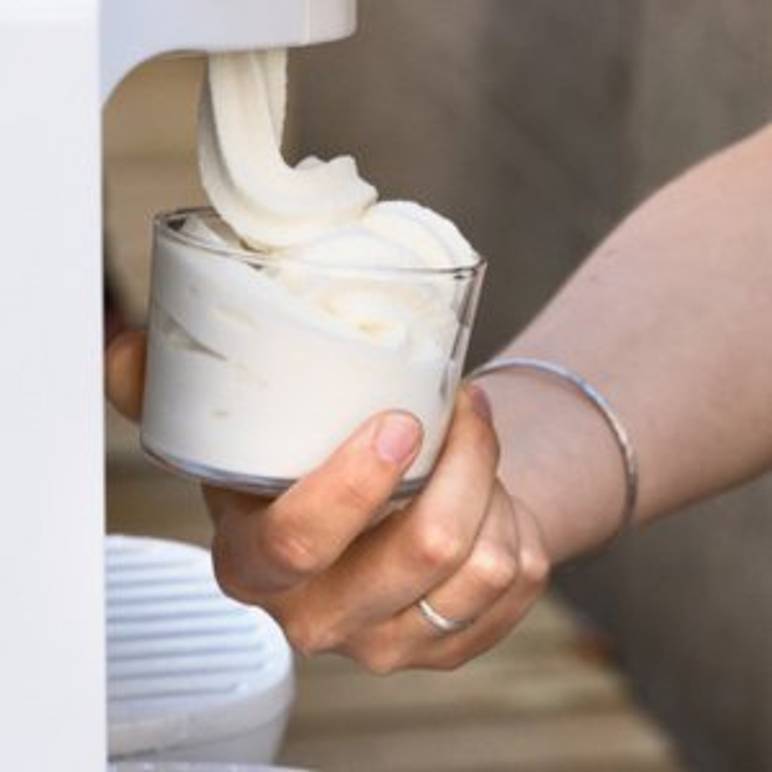 Eismaschine mit Kompressor mit Softeis-Funktion, die von einer Frau genutzt wird