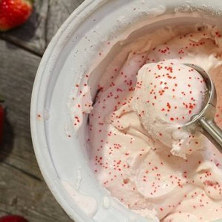 Eis, das in einer Eismaschine mit Kompressor zubereitet wurde
