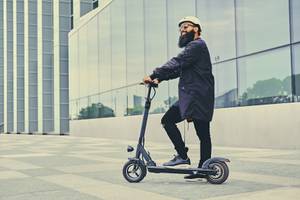 mann auf elektro-scooter