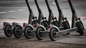 fünf e-scooter am strassenrand