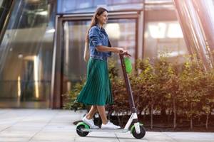 frau auf e-scooter