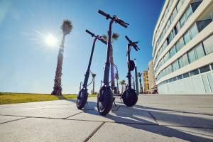 drei elektro-scooter in der sonne