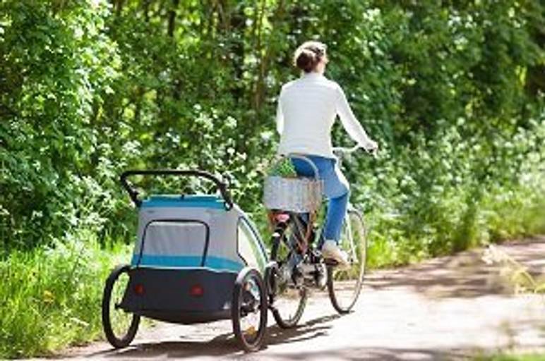 frau mit einem fahrradanhaenger