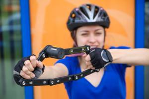 frau mit faltschloss als fahrradschloss