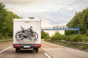 fahrraeder am wohnmobil befestigt