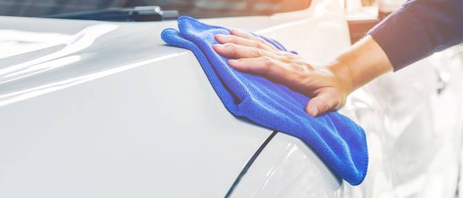 flugrost entfernt von weissem auto