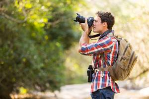 mann mit fotorucksack beim wandern
