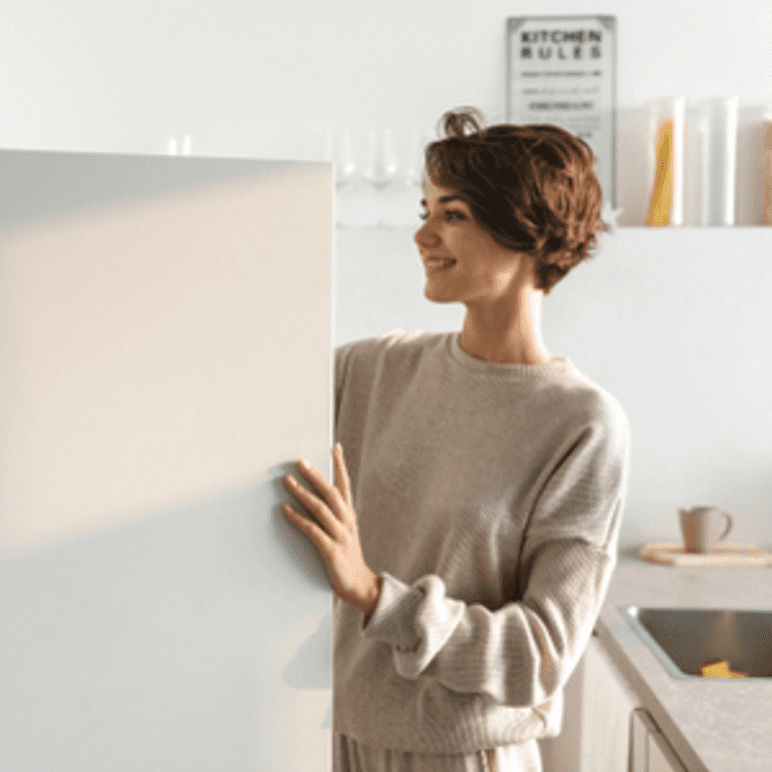 Frau am Gefrierschrank