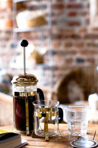 french-press aus glas mit tasse und wasserglas
