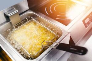 fritteuse mit pommes in fett