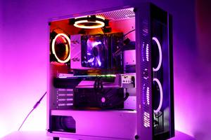 Gaming-PC getestet: Gehäuse mit abgenommener Seitenwand von der Seite aus betrachtet.